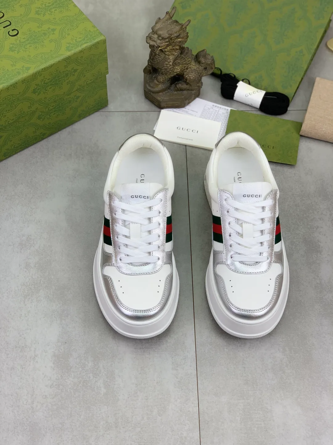 Men's shoes 💰P600 new GUCCI high version 🆕New series, 👫couple biscuit shoes, thick-soled sneakers, these are really comfortable, super light, comfortable and versatile, 👍a must-have item, this item is full of fun retro flavor. G’s new series continues to seek inspiration from daily life in other eras and incorporates the essence of current design to create refreshing designs. This sneaker is made of GG printed canvas and decorated with the classic double G monogram pattern, highlighting the profound connotation of the brand logo. GG printed embossed leather, glossy leather details, 5cm taller, instantly enhances your aura when worn! (With a complete set of packaging bags) Airplane box Size: 35-45